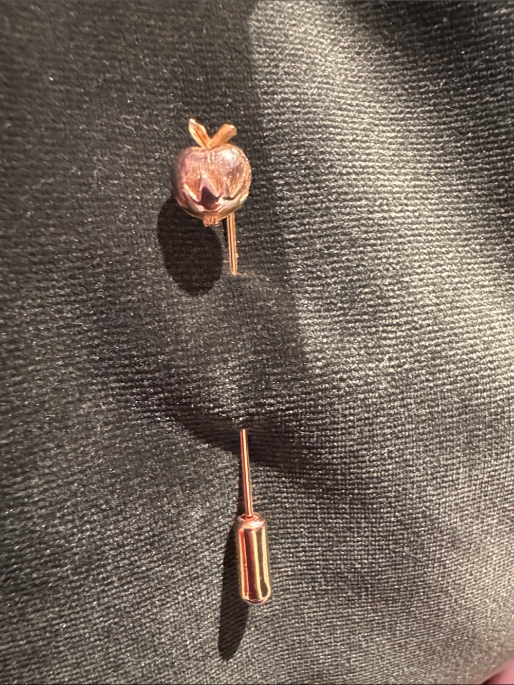 Vintage 1970’s gold tone apple or pomagranite stick pin